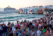 Ισχυρή ροή επισκεπτών στην Ελλάδα στην καρδιά της τουριστικής σεζόν