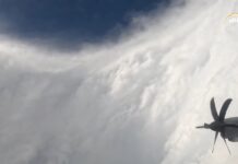 Πτήση στο χάος: Το αεροσκάφος που πέταξε στον πυρήνα της «Μελίσσα»