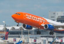 Έξαλλος επιβάτης με 15 μάσκες αναγκάζει πτήση σε έκτακτη προσγείωση