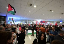 Αεροπλάνο με 27 Έλληνες ακτιβιστές προσγειώθηκε στο «Ελ. Βενιζέλος»