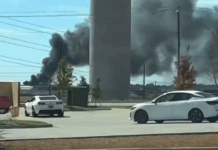 Μονοκινητήριο αεροσκάφος έπεσε πάνω σε φορτηγά και τυλίχθηκε στις φλόγες