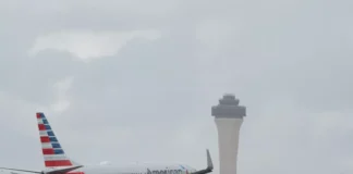Υποψίες για αεροπειρατεία ανάγκασαν αεροσκάφος της American Airlines να προσγειωθεί