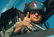 Ο Πιτ Χέγκσεθ πετά με F-18 και αναβιώνει σκηνές από “Top Gun”