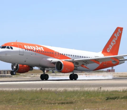easyJet: Επαναχρησιμοποιούμενοι δίσκοι γευμάτων σε ΗΒ και ΕΕ