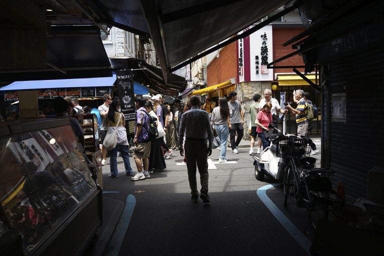 japan-tourists-768x512