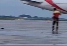 Υπάλληλος της Emirates προσπαθεί να πιάσει ποντίκι σε διάδρομο