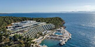 Σε χριστουγεννιάτικους ρυθμούς το Four Seasons Astir Palace Hotel Athens