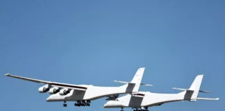 Γιγαντιαίο αεροσκάφος προκάλεσε δέος πάνω από την Καλιφόρνια