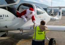 Ο Άγιος Βασίλης προσγειώθηκε στη Λυδία με αεροπλάνο της Egnatia Aviation