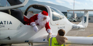 Ο Άγιος Βασίλης προσγειώθηκε στη Λυδία με αεροπλάνο της Egnatia Aviation
