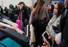 Πώς το καρουζέλ αποσκευών μετατρέπεται σε «ζούγκλα» για τους ταξιδιώτες