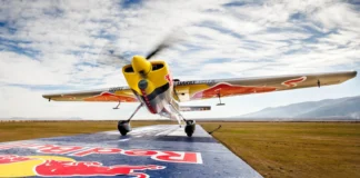 Ακροβατικό αεροπλάνου σε κινούμενο τρένο – Η Red Bull σπάει τα όρια