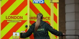 Συντριβή αεροσκάφους στο Μάντσεστερ – Επιβάτης διασώθηκε με αλεξίπτωτο