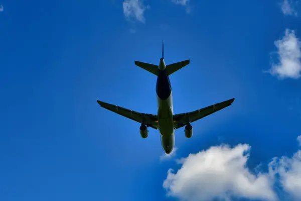 depositphotos_720136772-stock-photo-jet-landing-frankfurt-airport-blue