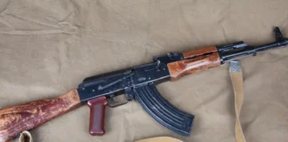 Αμερικανός συνελήφθη σε αεροδρόμιο της Μόσχας με κοντάκια Καλάσνικοφ