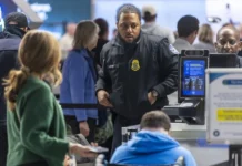 Ο Τραμπ επιστρατεύει την ICE για την αποσυμφόρηση των αεροδρομίων