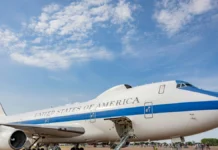 Το «αεροπλάνο της Ημέρας της Κρίσης» εμφανίστηκε ξανά στους ουρανούς