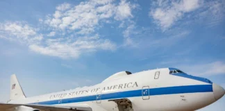 Το «αεροπλάνο της Ημέρας της Κρίσης» εμφανίστηκε ξανά στους ουρανούς