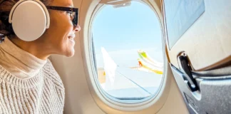 Η United Airlines θέτει υποχρεωτικά τα ακουστικά – κυρώσεις για παραβάτες