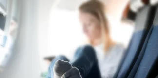 Γιατί οι μαύρες κάλτσες μπορεί να δημιουργήσουν πρόβλημα στις πτήσεις