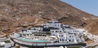 Επιστροφή του Sandblu Santorini με διεθνή ξενοδοχειακή υπογραφή