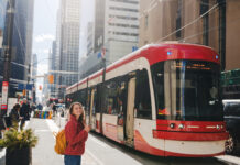 Το χάσμα των γενεών στον βιώσιμο τουρισμό σύμφωνα με τη Booking.com