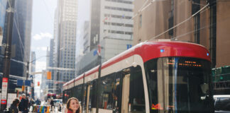 Το χάσμα των γενεών στον βιώσιμο τουρισμό σύμφωνα με τη Booking.com