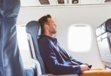 Αεροπορική εθιμοτυπία: Τελικά επιτρέπεται να ρίχνεις το κάθισμα;