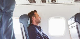 Αεροπορική εθιμοτυπία: Τελικά επιτρέπεται να ρίχνεις το κάθισμα;
