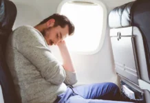 Γιατί δυσκολευόμαστε να κοιμηθούμε στο αεροπλάνο – Τι λένε οι ειδικοί