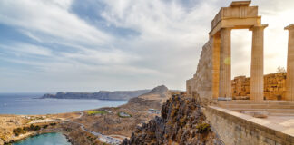 Πρωταγωνιστούν Σαντορίνη και Ρόδος στα τουριστικά έσοδα του πρώτου τριμήνου