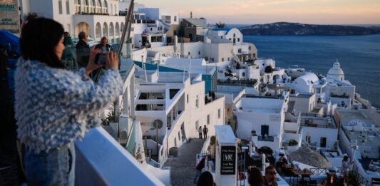 ΙΝΣΕΤΕ: Οι μακρινές τουριστικές αγορές που στηρίζουν την Ελλάδα και το νέο άνοιγμα σε Κίνα – Ινδία
