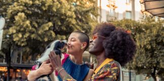 Booking.com: 3 στους 10 ταξιδιώτες ΛΟΑΤΚΙ+ δηλώνουν την ταυτότητά τους όταν ταξιδεύουν