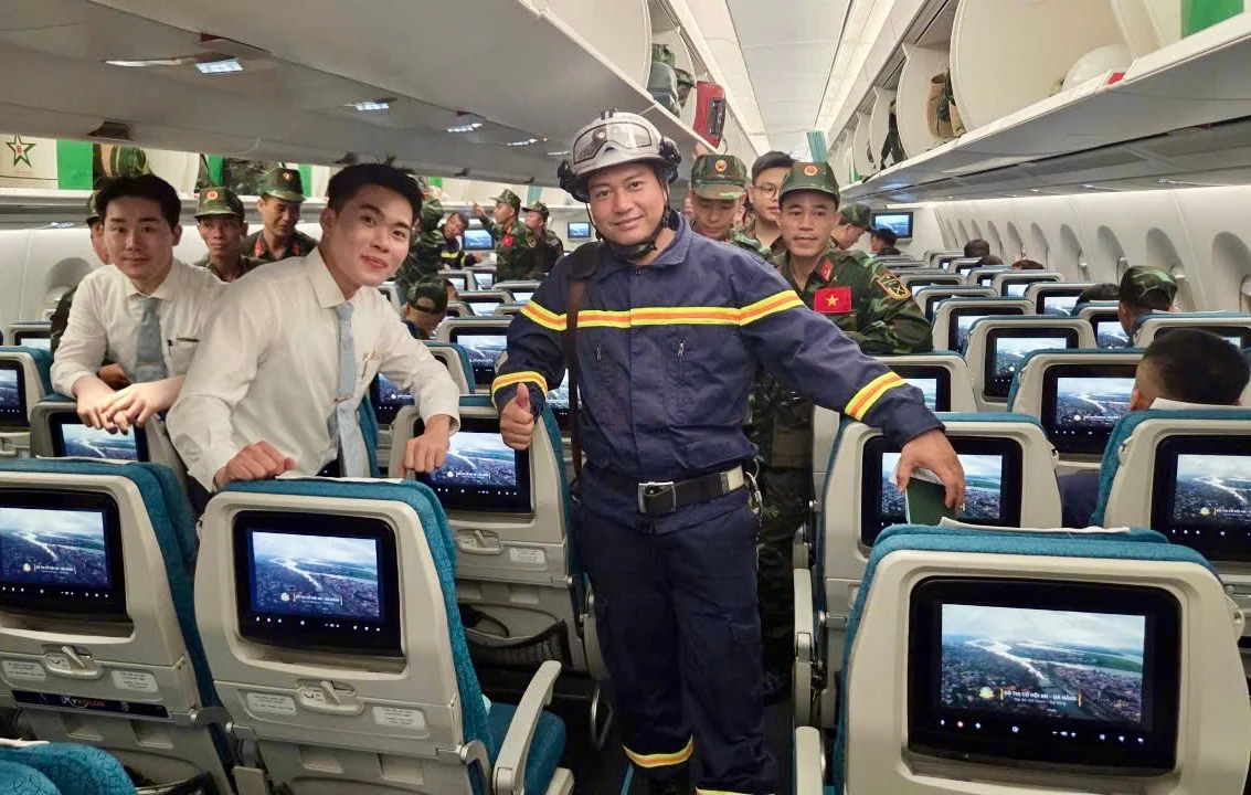 1782703329688_3-2-vietnam-airlines-van-chuyen-124-nhan-su-cung-8-cho-nghiep-vu-cua-bo-quoc-phong-va-bo-cong-an-anh_-vna