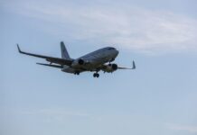Απρόοπτο στα 11.000 μέτρα: Επιβάτιδα μπέρδεψε την έξοδο κινδύνου