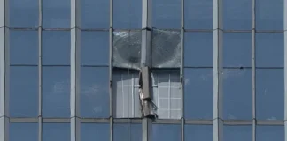 Αεροσκάφος συγκρούεται με ουρανοξύστη στο Πεκίνο – Σε εξέλιξη έρευνα για τα αίτια