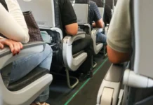 Επιβάτης παραχώρησε τη θέση της και βρήκε έναν πρωτότυπο τρόπο να πάρει το αίμα της πίσω
