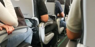 Επιβάτης παραχώρησε τη θέση της και βρήκε έναν πρωτότυπο τρόπο να πάρει το αίμα της πίσω