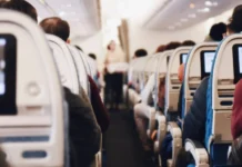 Γιατί τα αεροπορικά εισιτήρια παραμένουν ακριβά παρά την πτώση των καυσίμων