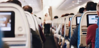 Γιατί τα αεροπορικά εισιτήρια παραμένουν ακριβά παρά την πτώση των καυσίμων