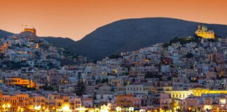 Οι Times προτείνουν Πάρο και Σύρο για αξέχαστες διακοπές στην Ελλάδα