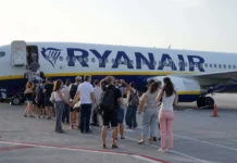 Ryanair: Δωρεάν διπλανές θέσεις για γονείς και μικρά παιδιά