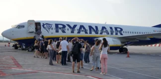 Ryanair: Δωρεάν διπλανές θέσεις για γονείς και μικρά παιδιά