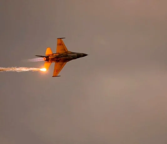 Φωτιά σε F-16 μετά από αναγκαστική προσγείωση στη Ζάκυνθο