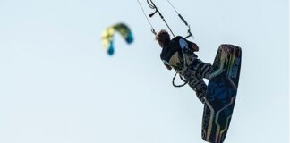H Πάρος στους κορυφαίους προορισμούς για kite surfing