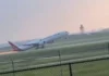 Αεροπλάνο σύρθηκε σε διάδρομο προσγείωσης και προκλήθηκαν σπίθες