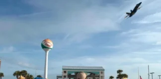 Μαχητικό αεροσκάφος πέταξε σε απόσταση αναπνοής από λουόμενους
