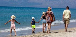 Διακοπές με μέτρο: Οι Έλληνες αλλάζουν συνήθειες