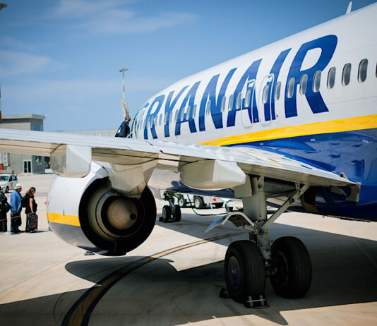 Ryanair: Καταγγέλλει υπερχρεώσεις έως 125% από eDreams και Tryp