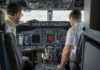 Ο viral πιλότος της Sky Express «ξαναχτυπά» με τις επικές ανακοινώσεις